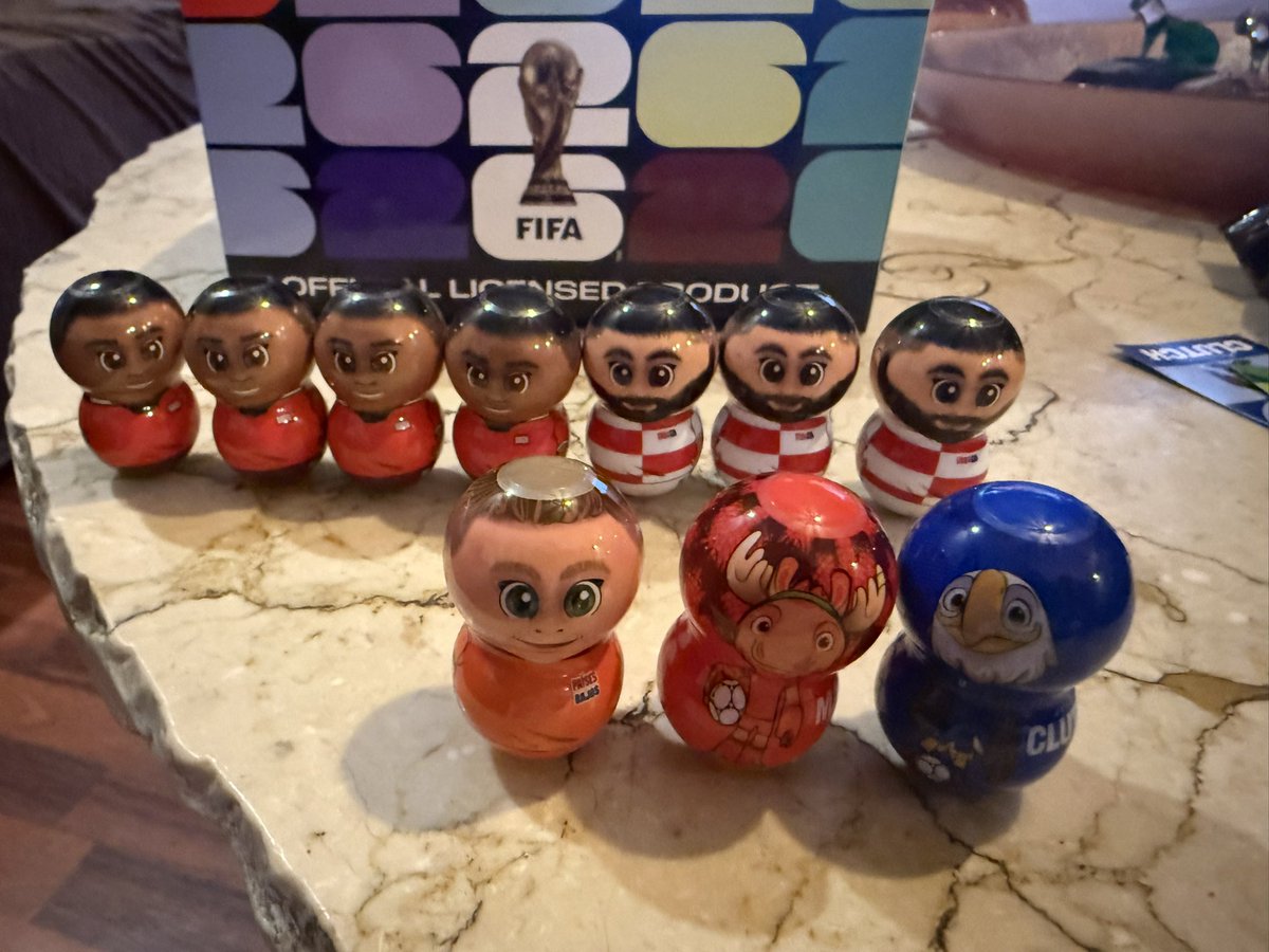 Por favor, no vayan a caer en el fraude de los #ChocaLocoz que venden en Sanborns. Hay 52 muñecos en total (48 selecciones, 3 mascotas y la copa), pues de 20 sobres que compré vinieron 10 repetidos. Que robo