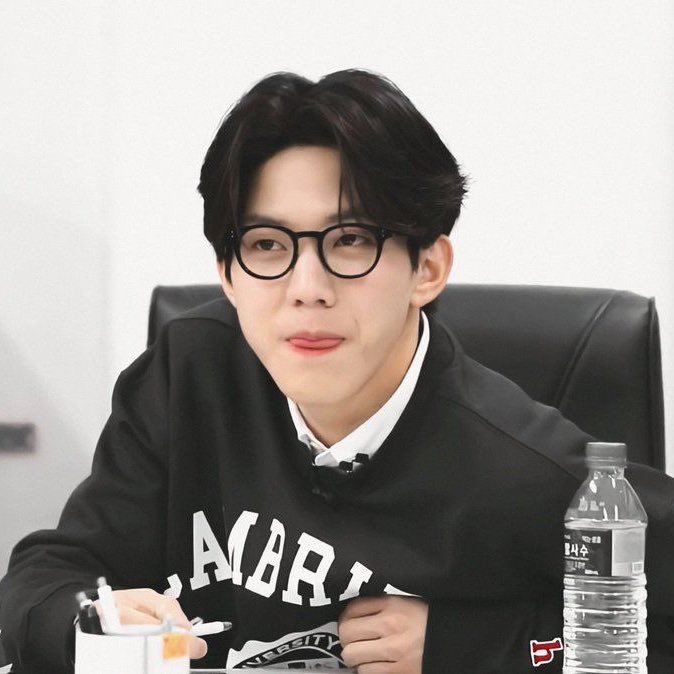 briwoon in specs 🖤