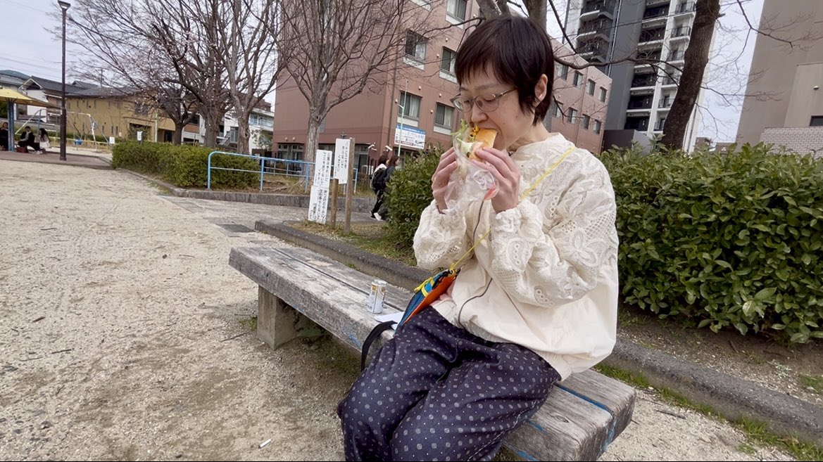 ハーブのソーセージを挟んだパンが美味しかった。 #ぱぴぱん