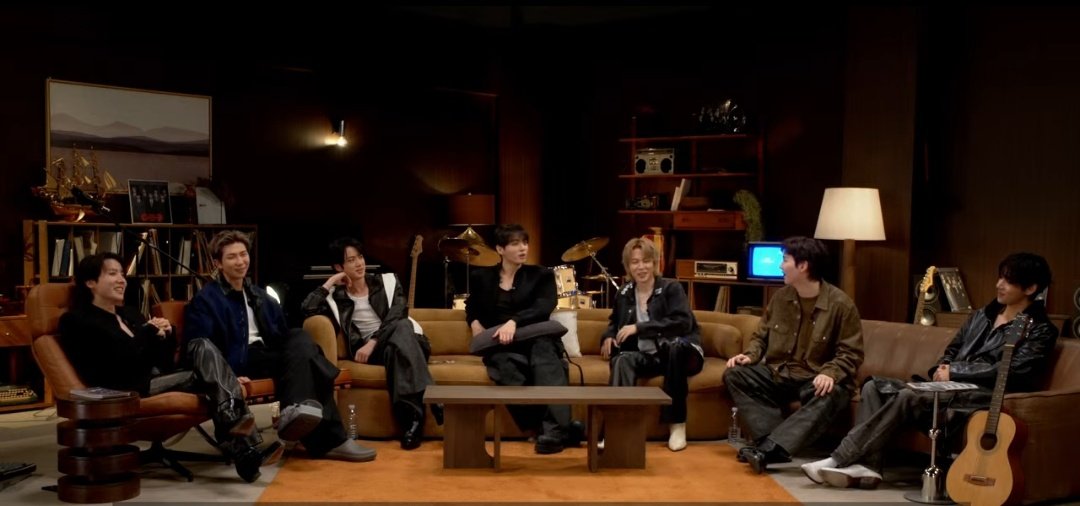 btsargento's tweet photo. — Los chicos felices contando el proceso de cada canción, como trabajaron durante 9 meses en ARIRANG y diciendo que si bien los demas álbumes grupales tienen solos y sub-unidades, en este querían solo canciones grupales porque volvieron como grupo, y eso querían resaltar 🥺 https://t.co/0Buy3P4wH3