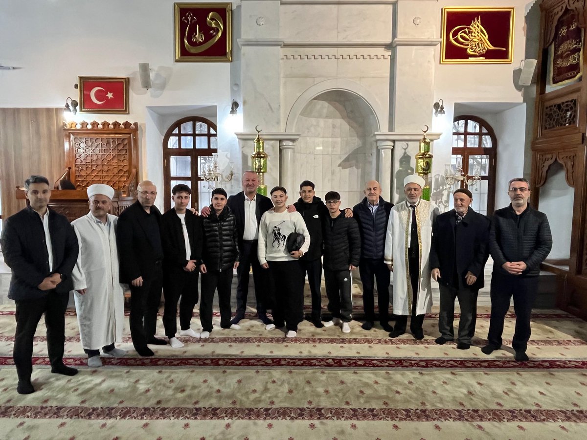 Kaymakamımız Cemalettin YILMAZ ve Belediye Başkanımız Fatih Karabatı, Ulu Camii de kılınan bayram namazı sonrası vatandaşlarımız ile bayramlaştı.