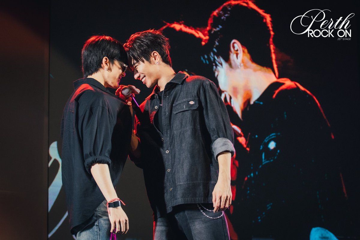 งานวันเกิดพี่ชายคนสำคัญทั้งที...ถึงจะมีงานต่อก็ขอแวะมาให้คนพี่เติมตาต้าก่อน

THE 25TH PERTH CHAPTER

#PerthRockOnEra
#PerthSanta #เพิร์ธแซนต้า
#PerthTanapon #Santapp