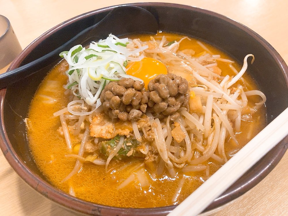 maveric4862's tweet photo. #仙台市 宮城野区榴岡の「#柳家 仙台東口店(やなぎや)」で麺活🍜 
写真は『#キムチＷ納豆大盛(1120円)』
麺は、太めの弾力あるストレート麺😋
納豆の風味とキムチの酸味の交わるスープは、辛さ控えめで口当たりが良いゼィ(๑•̀ㅂ•́)و⭐︎
#宮城ラーメン
#仙台ラーメン https://t.co/4z2xThMwLc
