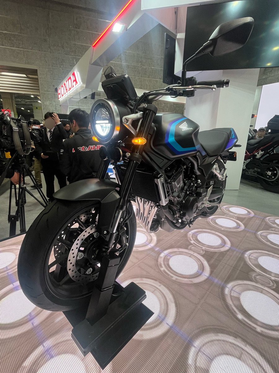 sr_ja44's tweet photo. 大阪モーターサイクルショー2026
初日が祝日なのもあって、会場の熱気がとにかくすごかった！

お披露目されたCB400SFは安定のカッコよさだし、XSR155は本気で欲しくなった。

ライム先輩にも遭遇できて大満足の1日でした✨ https://t.co/aD3jRnXNQk
