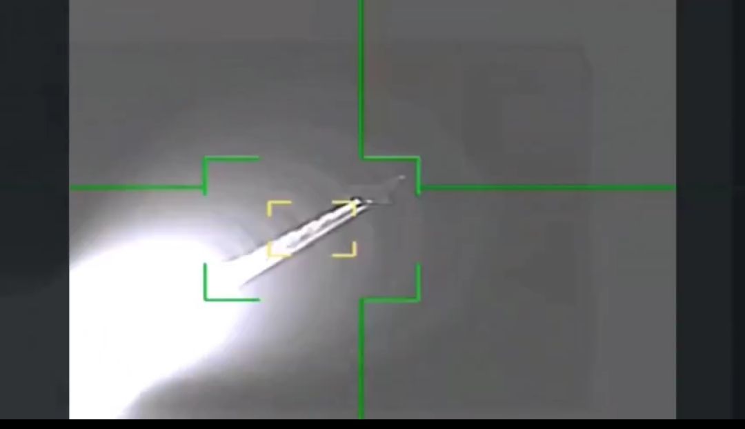 3dnane02's tweet photo. صورة للمقاتلة  الشبحية F-35 بعد إصابتها بصاروخ إيراني(جدير بالذكر أن المقاتلة سبق وأفلتت من صاروخ أطلقه الحوثيون يوم17 ماي 2025) https://t.co/C8Gn0BY1OA