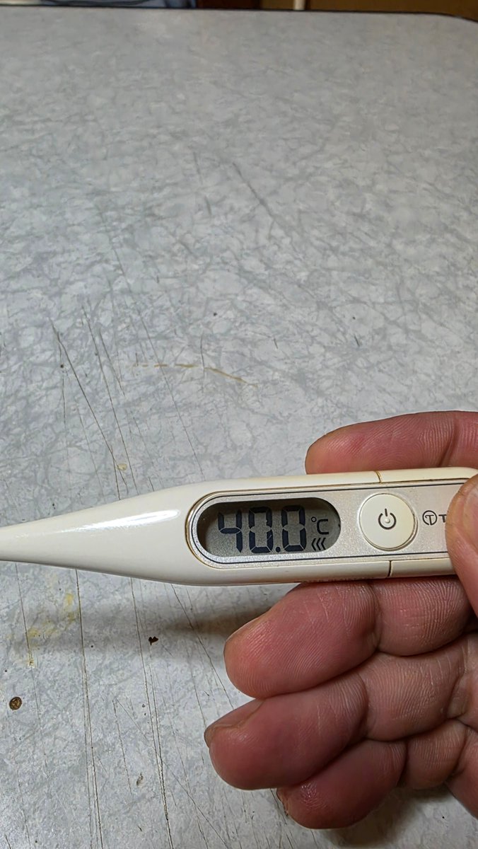 chad_japy's tweet photo. 1時頃(夜勤)から寒気を感じてこれなう。
温度計18℃弱なのにずっと凍えそうな程寒かったもんなぁ…。 https://t.co/ZfRzxEWx7F