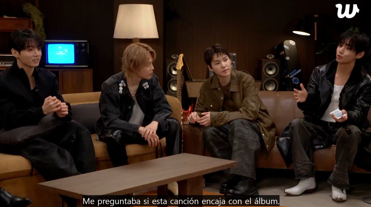 Elymin136's tweet photo. me mata cómo los chicos empezaron a halagar la canción que escribió taehyung, se puso tan feliz y tímido😭😭😭 voy a llorar de amor cómo vas a querer que no esté en el álbum? todoo lo que escribes el arte! Into the sun es UNA GRAN CANCIÓN encima a todos los chicos les encantó! https://t.co/X6yn7qq7nr