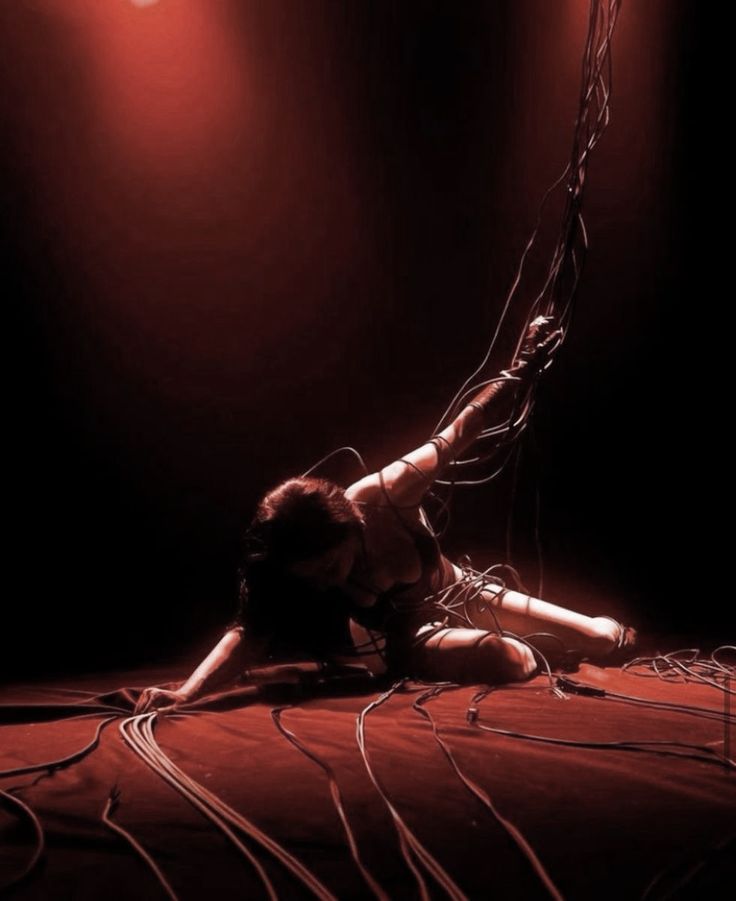 In fondo cos'è la vita
un soffio dell'infinito tempo
che porta con sé
emozioni
gioie e dolori
fili che compongono
il meraviglioso mosaico 
della storia 
di ognuno di noi

#Buongiorno #20marzo
#NoiSiamoIlDestino #LimponderabileFragilitàDellEsistenza 
#LaVitaÈUnOrditoDaTessere