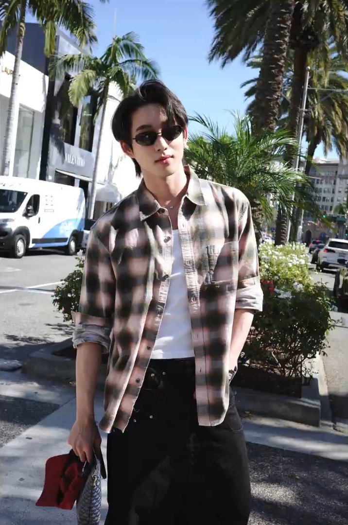 รูปจากช่องติ้กต่อก whitetea toronto ที่ไปเจอปอนด์ภูวินทร์เอสเดินกันที่LA สวยมากกกกกก ท่าโพสเค้าเริ่ดเกินนน

#est_rvp #PondPhuwin