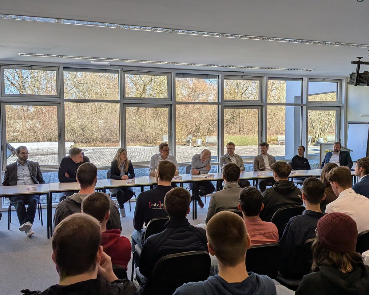 EDVSchulen's tweet photo. Vergangenen Freitag fanden die  Firmenkontaktgespräche statt. Den vollständigen Artikel gibt's hier: https://t.co/0JeBEVEU7M

#Ausbildung #Weiterbildung #Informatik #Wirtschaftsinformatik #Fachinformatik #Anwendungsentwicklung #Systemintegration #KI #AI #Bachelor #Plattling https://t.co/5masKKkHHW