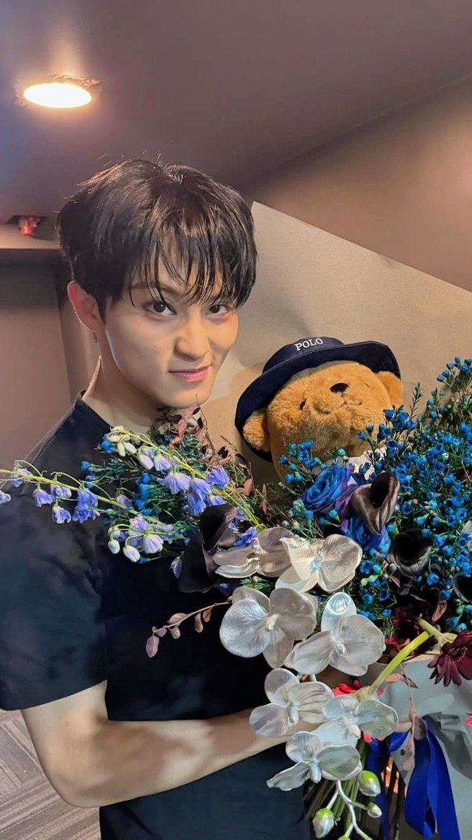 Leeezmark's tweet photo. @unchainment aku bawain bunga dan boneka buat kamu https://t.co/Z7xKL3mXr2