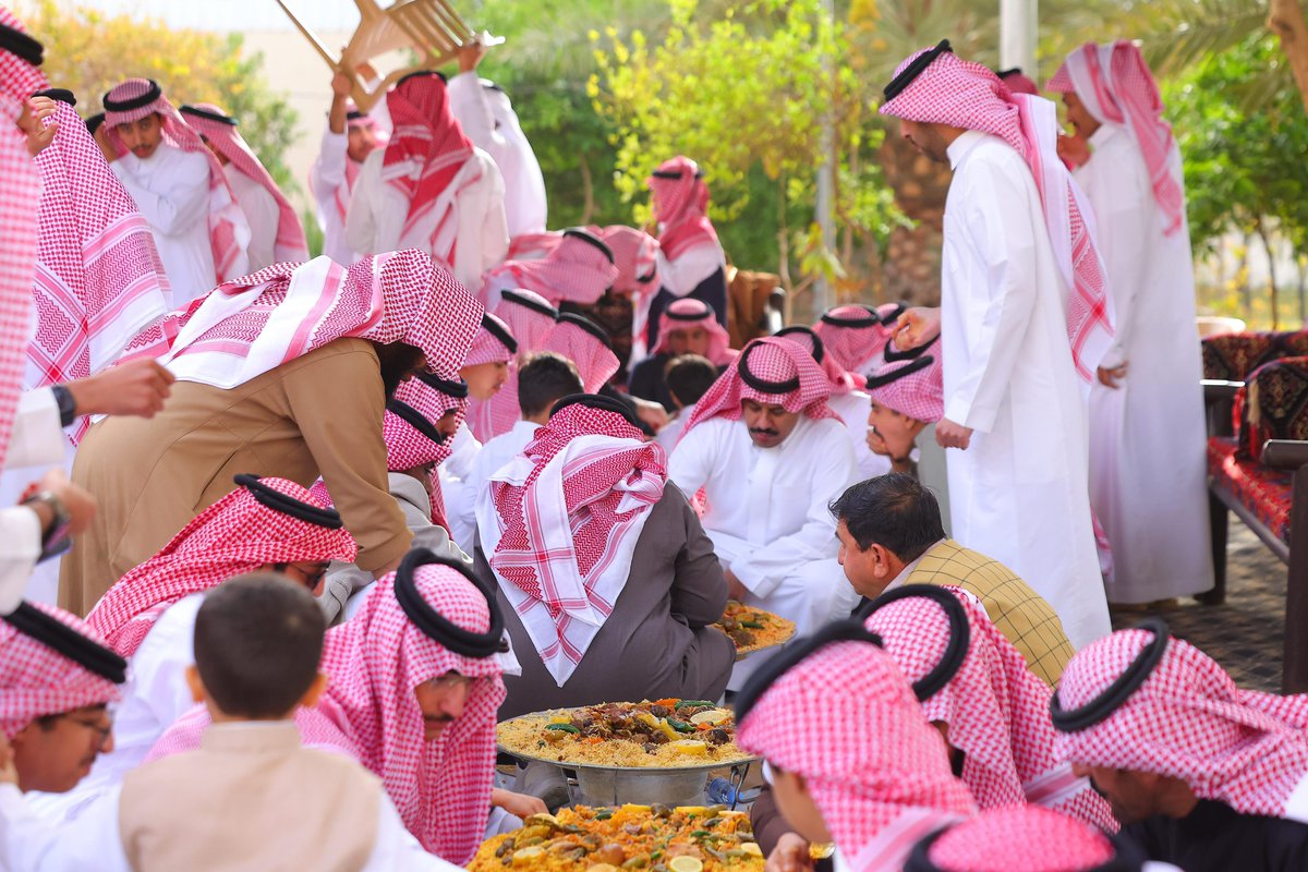 Amanat_Hail's tweet photo. • #أعياد_حائل

   ❀ ولائم العيد في شوارع حائل ❀
⟡ صباح عيد الفطر المبارك ☀️
⟡ عادة أصيلة 📿
⟡ مشهد فرائحي مبهج 🤩

#حائل_تحلى_بعيدنا
📸 | #حائل_الأجمل • #أمانة_منطقة_حائل https://t.co/JUCYStbq8U