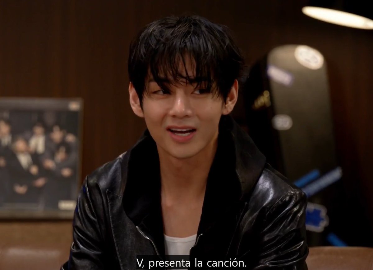 Elymin136's tweet photo. me mata cómo los chicos empezaron a halagar la canción que escribió taehyung, se puso tan feliz y tímido😭😭😭 voy a llorar de amor cómo vas a querer que no esté en el álbum? todoo lo que escribes el arte! Into the sun es UNA GRAN CANCIÓN encima a todos los chicos les encantó! https://t.co/X6yn7qq7nr