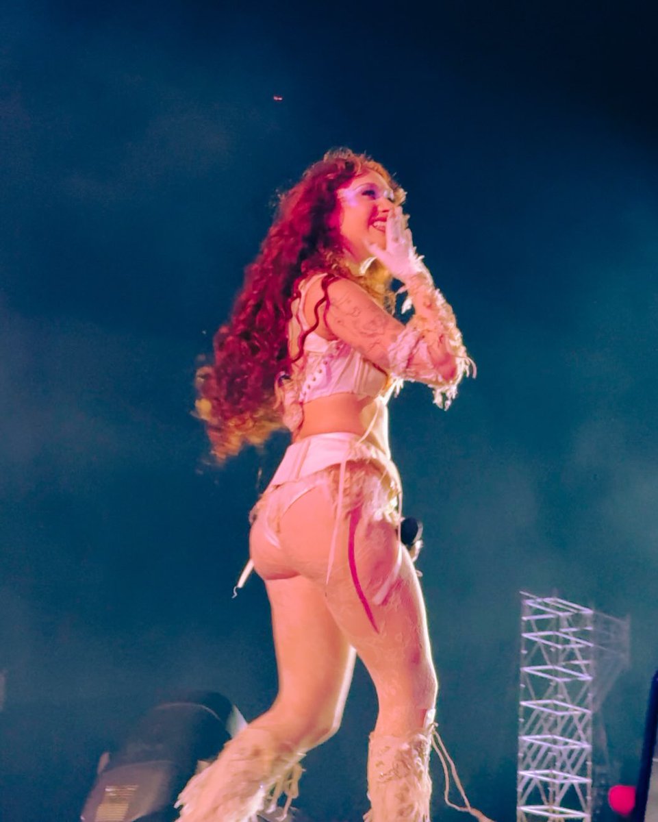 dailyroan's tweet photo. new photos of chappell roan performing at lollapalooza chile 2026!  

photographed by speaknowjavi on ig https://t.co/J0brtQOosI
