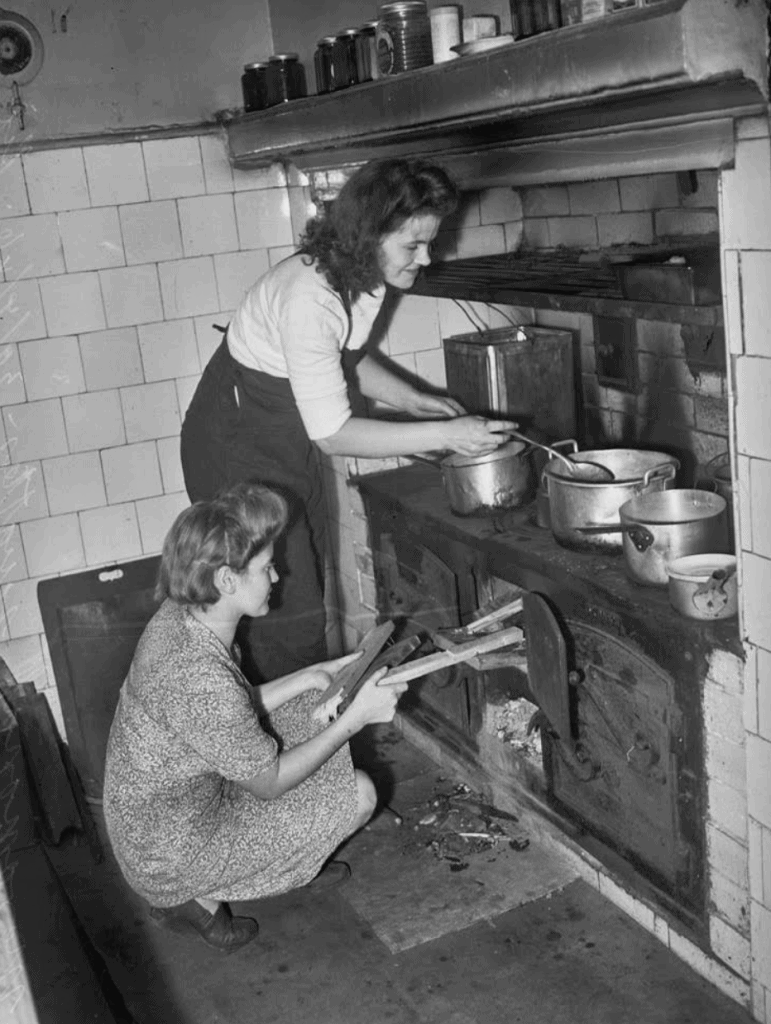 wrkclasshistory's tweet photo. #OtD 20 Mar 1946 10 homeless people, some of them WWII veterans, squatted the 20-room Maramanah mansion in King's Cross, Sydney, Australia, which was due for demolition. More joined them until the council agreed to keep the building open for housing https://t.co/hy5VDw8RhR https://t.co/BkhYhBBv7W