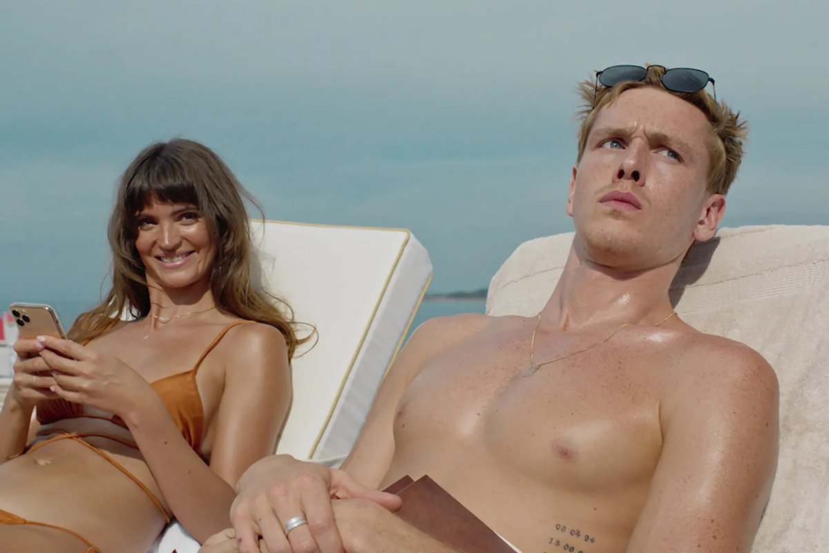 Discrepant tweet media