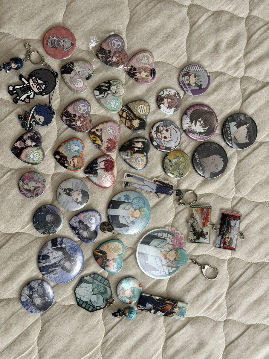 JPk4su's tweet photo. 断捨離してたら、
10年ほど前に集めていたグッズが出てきた、
うーん、、普通にブックオフとかで売れるのかなぁ？ https://t.co/UJpjmPORLD