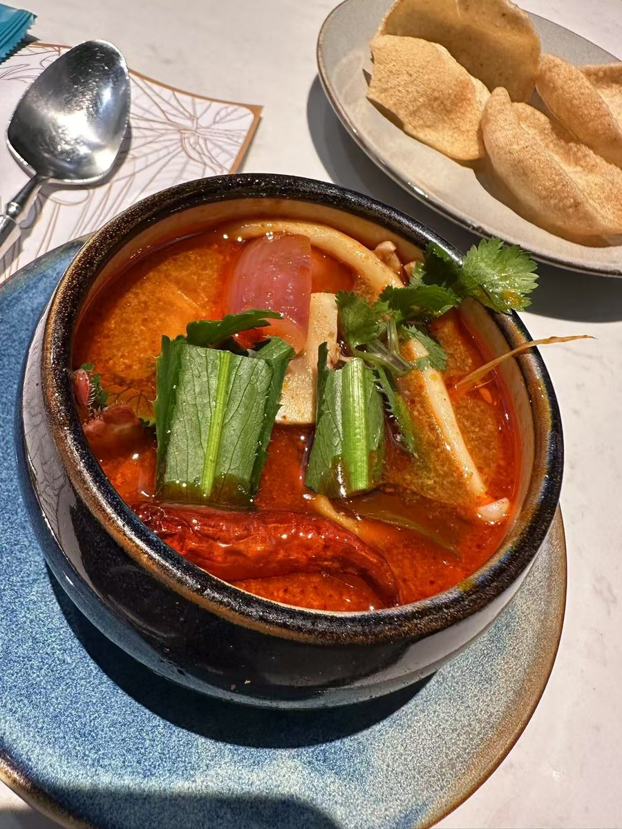 Balumuthupandi's tweet photo. 一口解锁泰式酸辣灵魂！青柠香茅撞入冬阴功汤，鲜虾���弹牙、菌菇吸满酸韵，配一碗糯米饭浇上汤汁，酸辣鲜爽直戳味蕾~ https://t.co/ruD4anPXuD