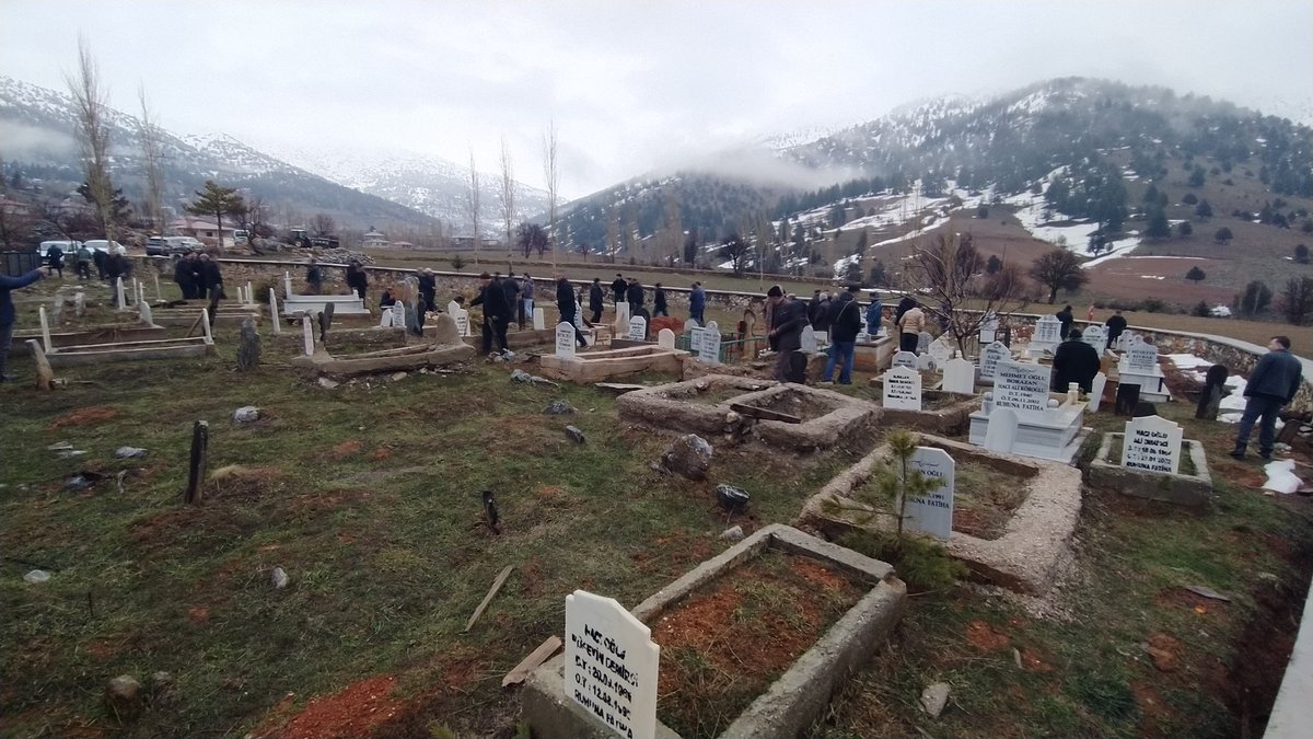 MKoroglu4646's tweet photo. Dünya öyle bir dünyadır ki 
Dünyaya gelen gidiyor da 
Giden geri gelmiyor..
Hepinizin Ramazan Bayramı mübarek olsun https://t.co/Y3CZUwEZI5