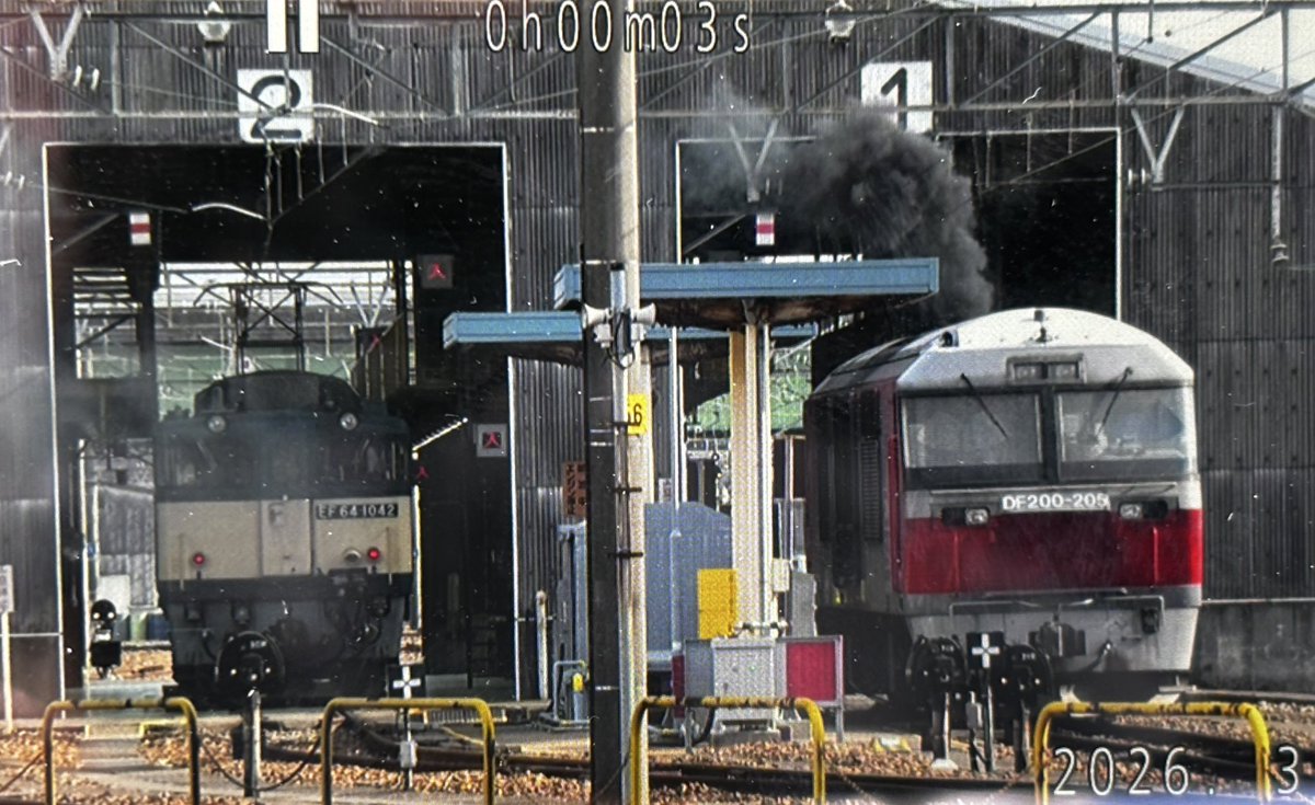 右めっちゃ煙出しますね💨