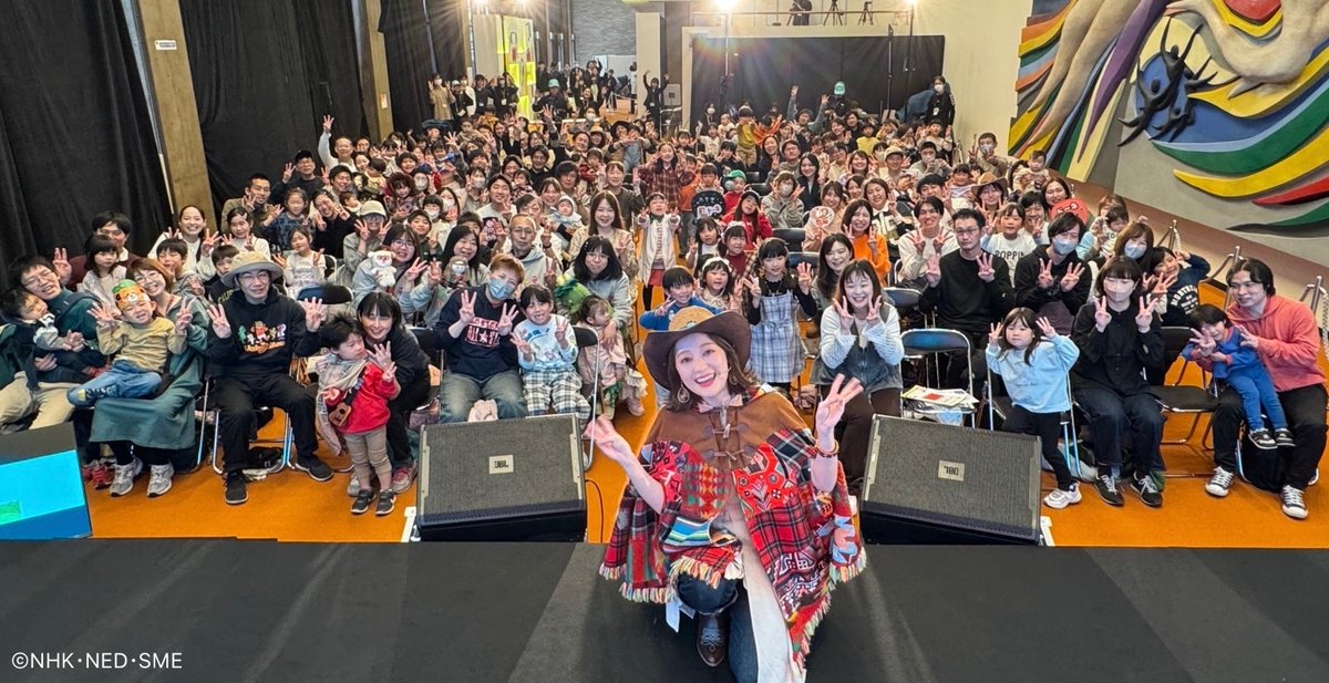 thewakeybase's tweet photo. 本日は「超NHK ONEフェス」にてドーネの童謡ジャーニーが開催されました♬

集まってくれたみんなと
一緒に歌ったり🎤踊ったり✨
あっという間の時間でした！

そして、ドーネの応援うちわや、Wakeysのコスプレをしてきてくれたみんなもありがとう！！

#ドーネ
#ウェイキー
#TheWakeyShow https://t.co/FJnsTCxPPY