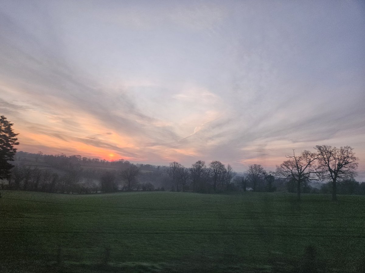 Bonjour a tous 
Que vous soyiez team Camembert ou team Beurre sale vous serez les bienvenus sur le <a href="/train_nomad/">SNCF NOMAD TRAIN</a> Caen Rennes 852810.
Le soleil se leve il ne manque plus que vous pour faire de cette journee une belle journee.