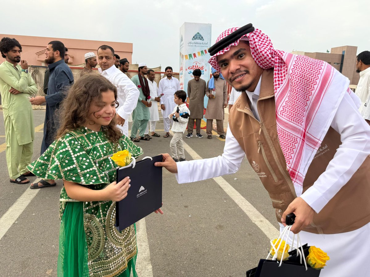 Team_ghayth3's tweet photo. 📸 | في صباحٍ تغمره فرحة العيد، شارك فريق غيث فرحة هذه المناسبة المباركة من خلال توزيع الهدايا في المصليات والجوامع، سعيًا لإدخال السرور على المصلين ومشاركة الجميع لحظات العيد الجميلة، لتكتمل فرحة العيد

#امانة_جازان
@jazansa https://t.co/UFximlZ36s