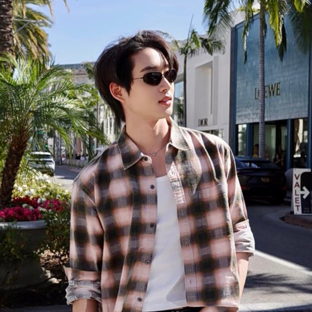 ที่วิลเลี่ยมเคยบอกว่าน้องเอสเวลาถ่ายรูป ถ่ายไป 10 ใช้ได้ไปแล้ว 9รูป ก็คงไม่เกินจริง นี่คือภาพที่สแนปจากช่างกล้องที่เดินสวนกันในแอลเอ  ฮีโคตรหล่อ โคตรจึ้ง โคตรวันรุ่นเทสเมกา 👏🏻👏🏻