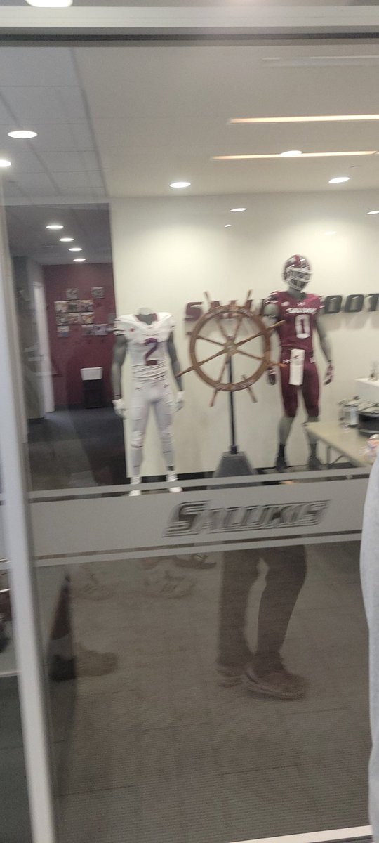 ColeBisson's tweet photo. Thanks to the @SIU_Football staff and coach @coachWarnerRB, @17NickHill For the tour through the stadium, locker room, weight room and facilities.   @GAINSportsLLC
@GrensFootball https://t.co/pe56YzrTX9