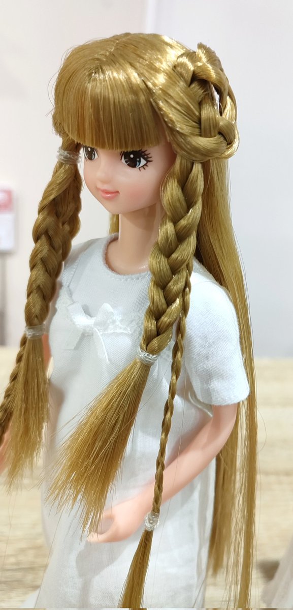 naba5n's tweet photo. 明日、ちいクロの3連休キャンペーンで有料ヘアアレンジあるらしいので見本を撮らせていただきました♪
（撮影許可いただいてます）
すごいね！これは自分では出来ないわ〜💦
 #リカちゃんキャッスルのちいさなクローゼット神戸三宮 https://t.co/jHfiqsvoeu