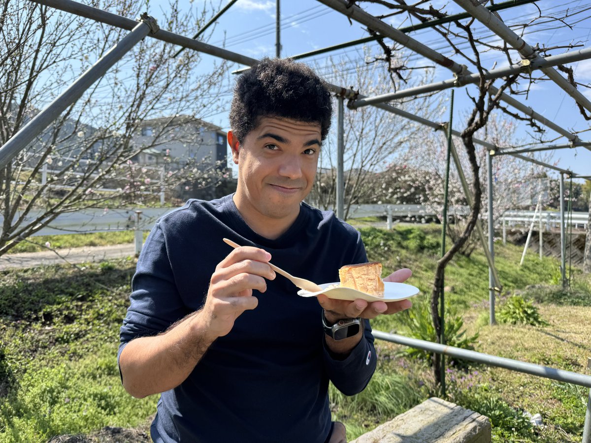 Israel_Mendon's tweet photo. 桜のチーズケーキと私と桜🌸 https://t.co/U597ccRmzK