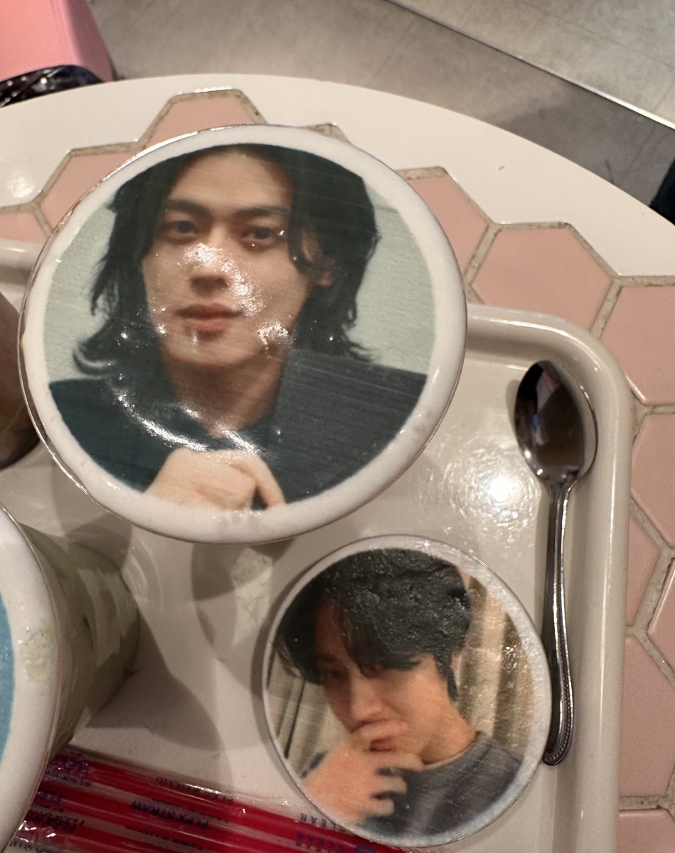 今日は☔️の中新大久保へ。
新ドラマ撮影中のジュアンきゅん応援のジュア活💕
グクペンのアーミーさんとソジュンペンチングと共に
NAMCHINI82 CAFEでまずはプリントラテ☕️
このあとは、韓国で流行ってるキーボードキーホルダーを作りに行こう☺️
#イジュアン 
#이주안
#LEE JOO AHN