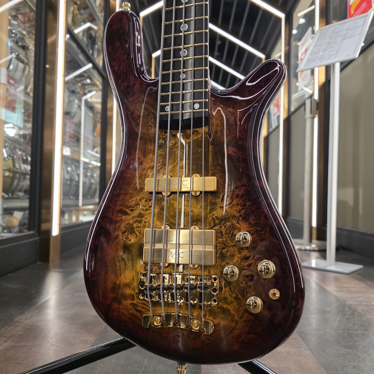 grandeybass_tyo's tweet image. 【入荷情報】
#Warwick
Custom Shop Streamer Stage II 5st (Honey Sunset Burst)

\激レアモデル店頭にあります✨/
トップ材は最高級のMaster Reserve Poplar Burl、バックはSwamp Ash、ネックはRoasted Flamed Maple

世界30本限定！試奏もOKです🙌

🔻商品詳細はコチラ🔻
ikebe-gakki.com/Form/Product/P…