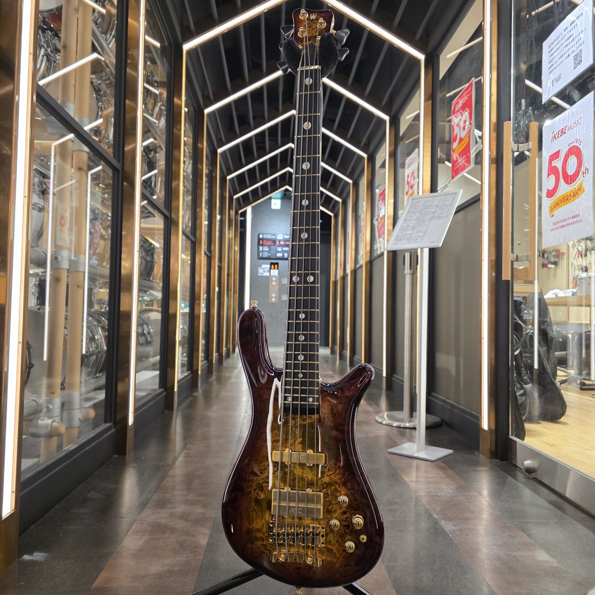 grandeybass_tyo's tweet image. 【入荷情報】
#Warwick
Custom Shop Streamer Stage II 5st (Honey Sunset Burst)

\激レアモデル店頭にあります✨/
トップ材は最高級のMaster Reserve Poplar Burl、バックはSwamp Ash、ネックはRoasted Flamed Maple

世界30本限定！試奏もOKです🙌

🔻商品詳細はコチラ🔻
ikebe-gakki.com/Form/Product/P…