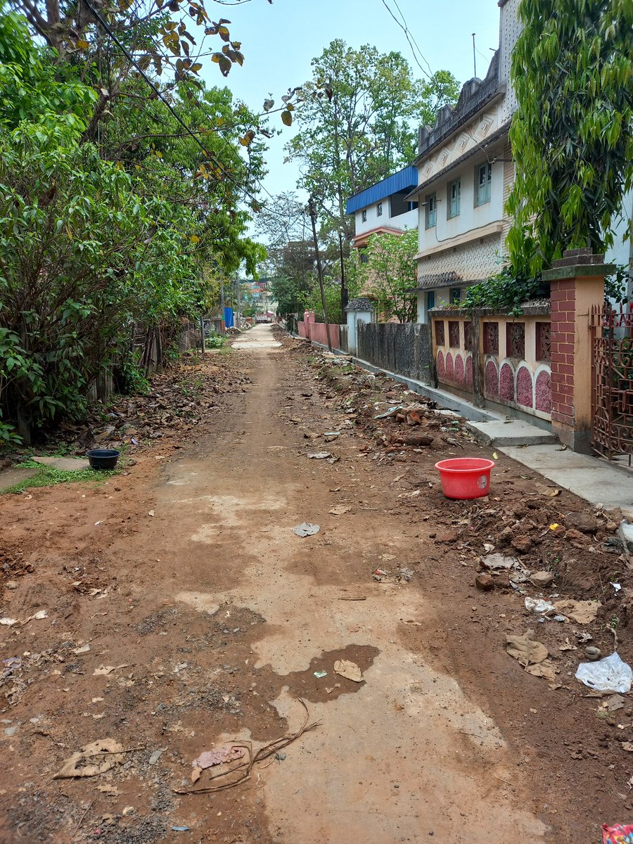 sumanish85's tweet photo. @MamataOfficial Jhargram municipality te Paraye Samadhan er obostha. Dhalai rasta sudhu ordhekta. Baki sudhu kada. Dekhun sobai. @BJPJhargramDist @abpanandatv @TV9Bharatvarsh @republic https://t.co/Qef37uXI3D