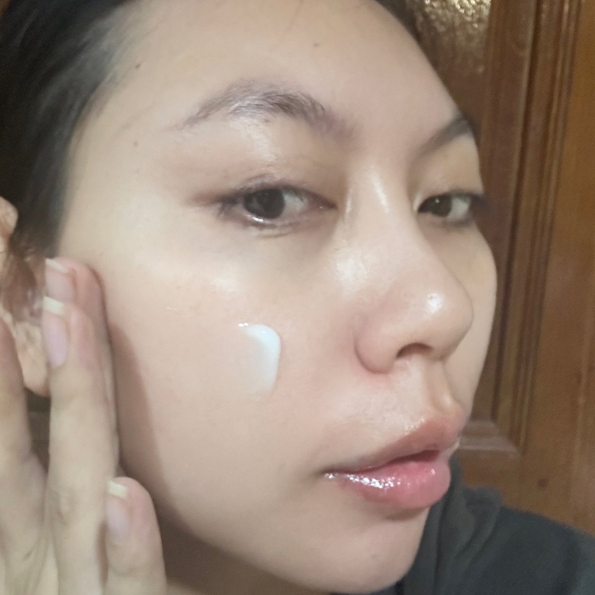 ผิวพัง ผิวแดง ผิวสิว…กระปุกนี้เอาอยู่จริง! 💜
Glad2Glow Blueberry 5% Ceramide Moisturizer เนื้อบางเบา แต่เติมความชุ่มชื้นแน่นมาก ช่วยปลอบผิว ลดแดง ลดสิว ผิวเรียบเนียนขึ้นแบบรู้สึกได้ หอมด้วยยยย กลิ่นบลูเบอร์รี่สุดๆ