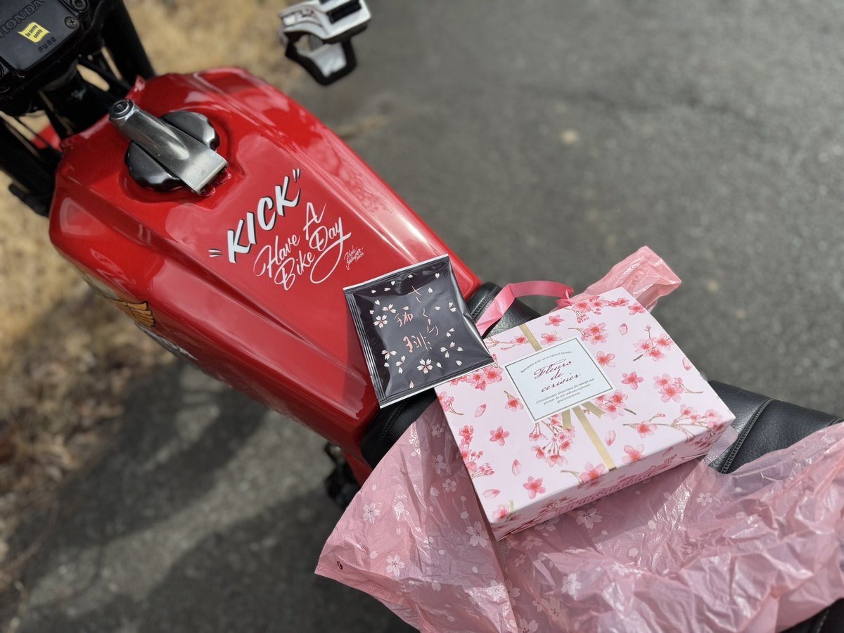 kozpaper's tweet photo. ♪FTカタカタ音、緩衝材取替え～というか１個が脱落、1個は取れかかってたのでリペア！
試運転は近所のケルンコーヒーまで、この春の時期限定の🌸さくら珈琲を買いに！

#コズ紙以外オートバイサービス
#FT400
#ケルンコーヒー
#さくら珈琲 https://t.co/p0EEW5IANk