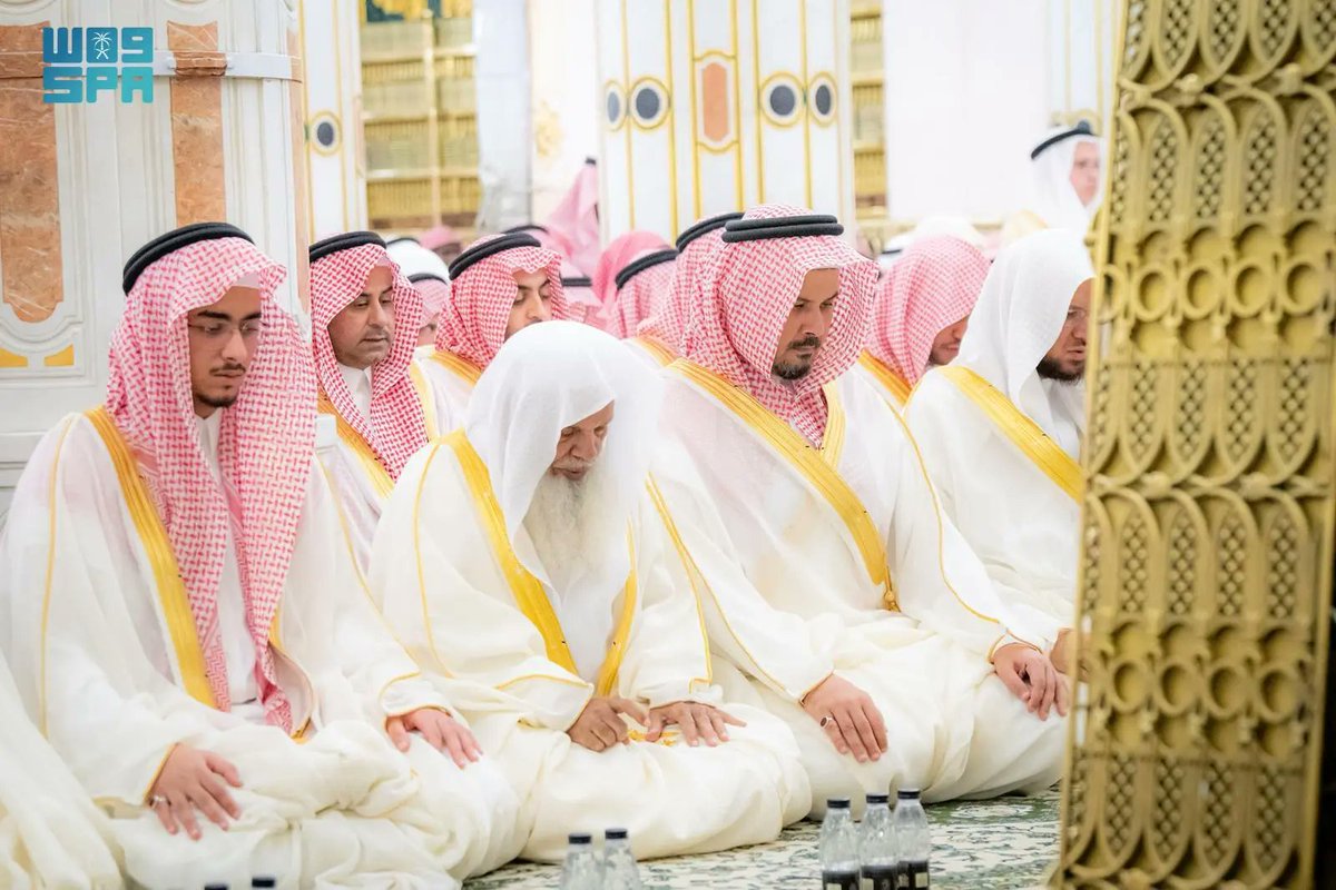 SaudiNewsFR's tweet image. 🇸🇦 Le gouverneur d'Al #Madinah, le Prince Salman Bin Sultan, a effectué la prière d'Al #Aïd à la mosquée Prophétique en présence des Imams du Masjid An-Nabawy et d'érudits. Des millions de fidèles recensés cette matinée dans la mosquée, l'esplanade et les alentours.