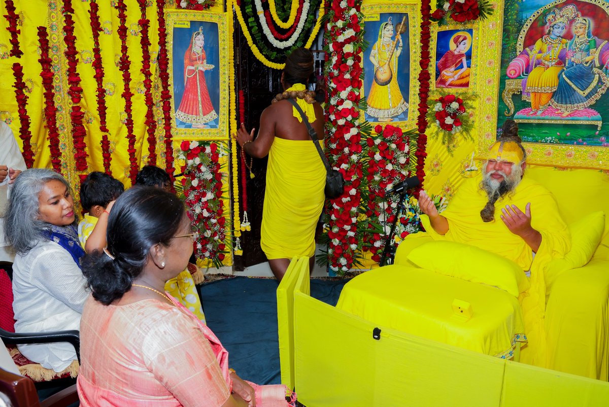 yogesh_pt's tweet photo. भारत की माननीय राष्ट्रपति श्रीमती द्रौपदी मुर्मू जी पूज्य महाराज जी से मिलने पधारीं।
.
.
भजन मार्ग | परम पूज्य वृन्दावन रसिक संत श्री हित प्रेमानन्द गोविन्द शरण जी महाराज
श्री हित राधा केली कुंज, वराह घाट, वृन्दावन धाम
@RadhaKeliKunj  @RadhaKeliKunj https://t.co/daoV7rvJGB