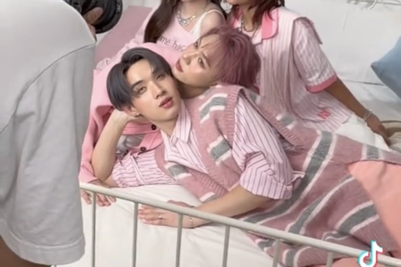 ดีนี่ ྀིซัง tweet media