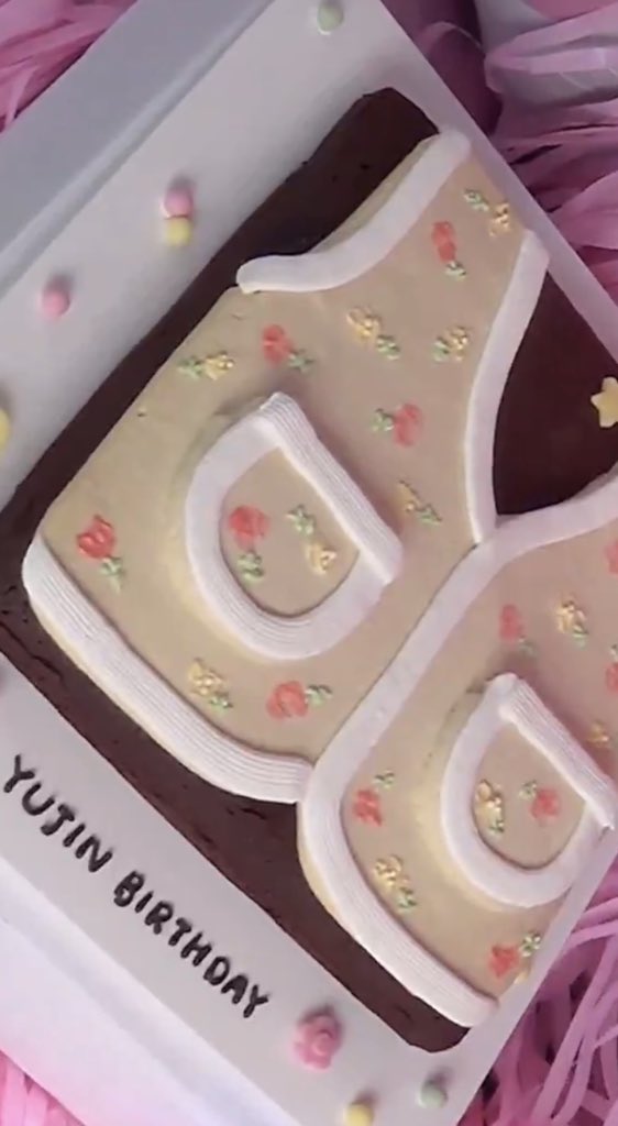 and them using the kimjang vest he wore back then as the cake 😭 my heart 🤍