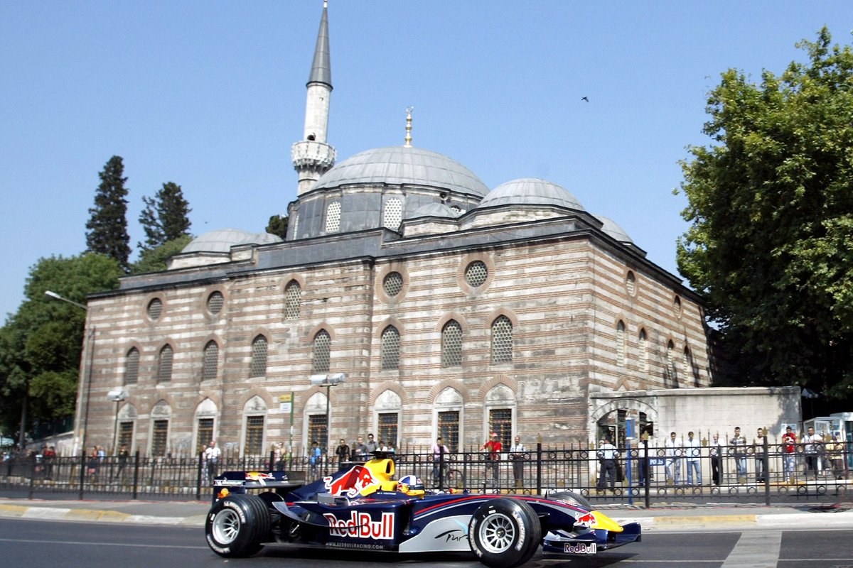 serhanacar's tweet photo. Ramazan Bayramınız kutlu, yuvalarınız huzurlu, bataryalarınız dolu olsun. 

Tüm sevdiklerinizle beraber harika bir bayram geçirmeniz dileğiyle, iyi bayramlar.🤗 https://t.co/tg2m9xYwKX