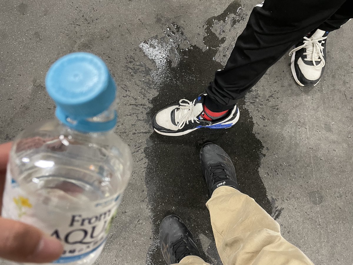 HornGeek115's tweet photo. 【実績解除】
友達（にぎりめし）と落ちてたゲロを踏み靴洗い中 https://t.co/I41lUl7jVk