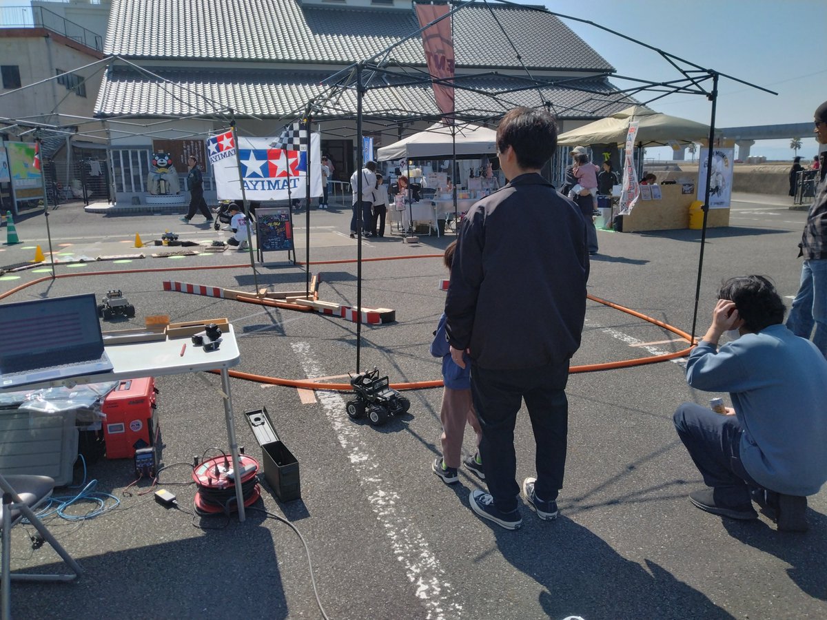 Maruyo_trail's tweet photo. フード系とラジコンブースは屋外広場。こ〜んなに広いスペースをいただき感謝🤩 後ろからそっとアシストスタイルの親子エントリーが多かったのも幸せでしたね✨ 穏やかなラジコン日和にピッタリの光景でした☀️
#ひなぐガレージマーケット https://t.co/DBDGWViSYc