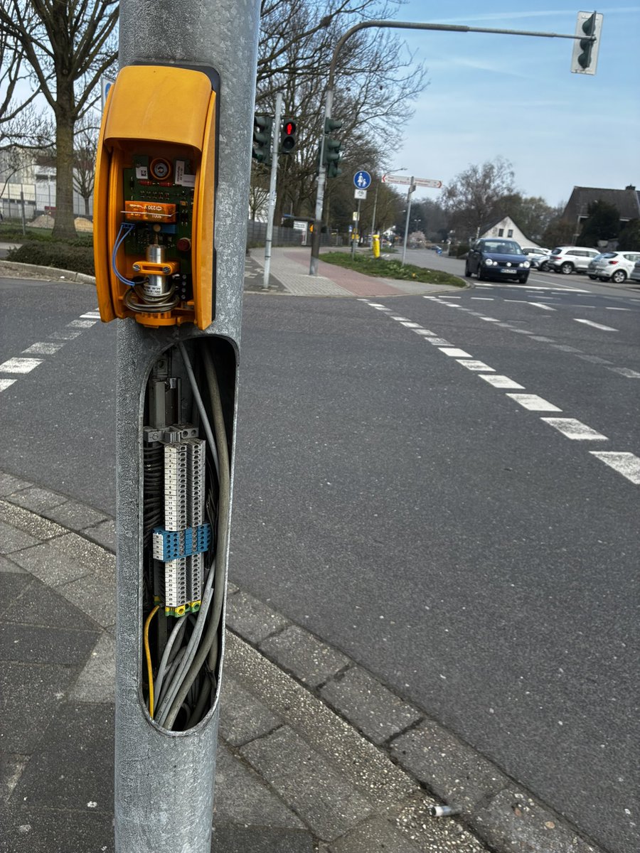 LeftHookLarry tweet media