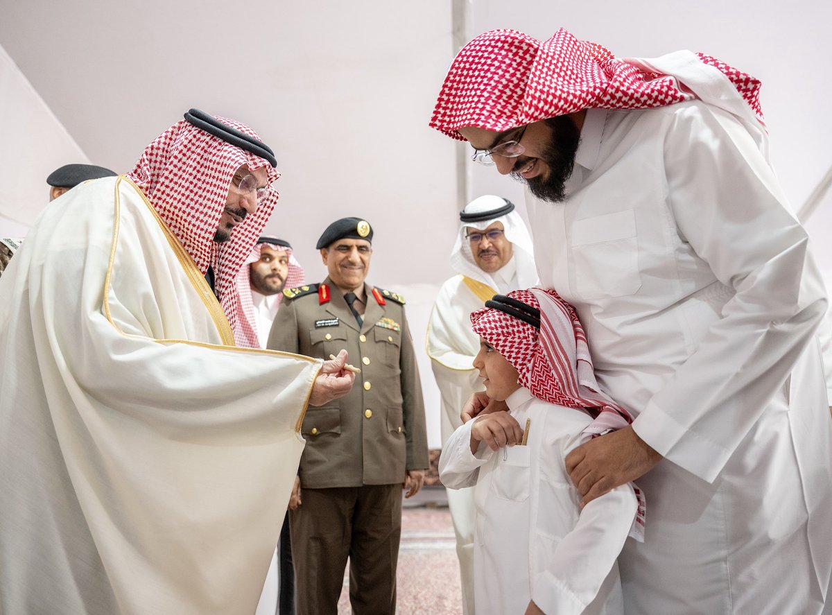 i7mza's tweet photo. سمو #أمير_منطقة_القصيم يشارك أهالي حي النخيل ببريدة احتفالات مبادرة “عيدنا في حينا” في عامها الـ12 بمناسبة عيد الفطر المبارك. https://t.co/j9tSZXyy8w