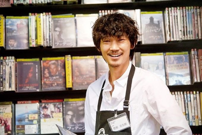 goodtimetheater's tweet photo. 綾野剛演じる「ビデオレンタル屋の店長」に一目惚れした女性の恋を描く『ピースオブケイク』

笑顔が可愛くて人たらしなワンコ系、彼女持ちだけど押したらすぐ流されそうな優柔不断な男。

全人類が恋に落ちそうな綾野剛が堪能できます。 https://t.co/7qgm2fW77l