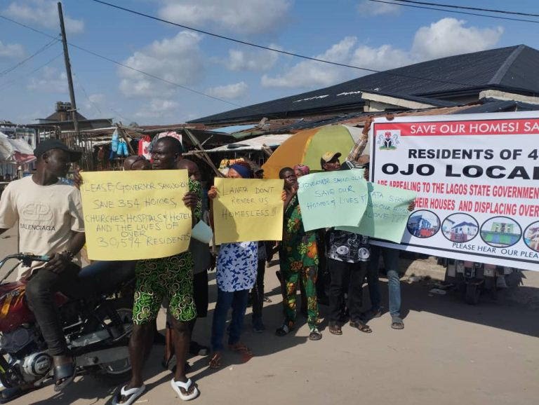 emjtvofficial's tweet image. Residents in Ojo,Lagos protested over an alleged plan to demolish 300+ homes for a rail project. Community leaders say the move could displace thousands and violates a court order.They are calling on the Lagos State Government to intervene urgently.#Lagos #OjoLagos #RailProject