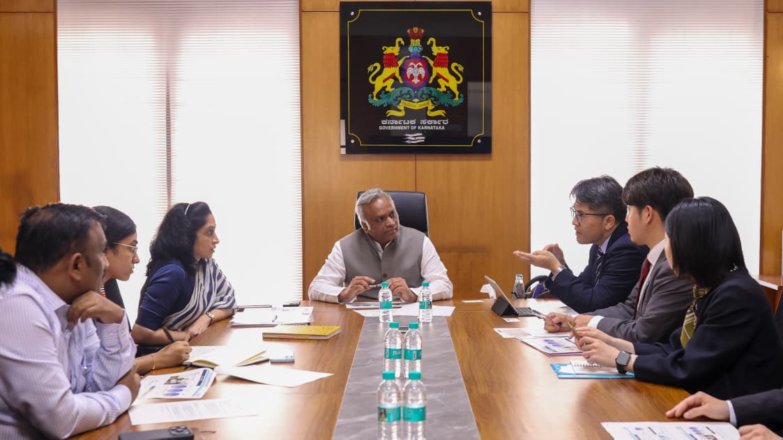 ITBTGoK's tweet image. A delegation from Japan’s MLIT, led by YAO Mitsuhiro, met Shri @PriyankKharge, Hon’ble Minister for IT &amp;amp; BT to explore #SmartCity collaboration in Bengaluru.

With Dr. N. Manjula, IAS, discussions focused on tech-driven, sustainable urban solutions.

#GlobalPartnerships