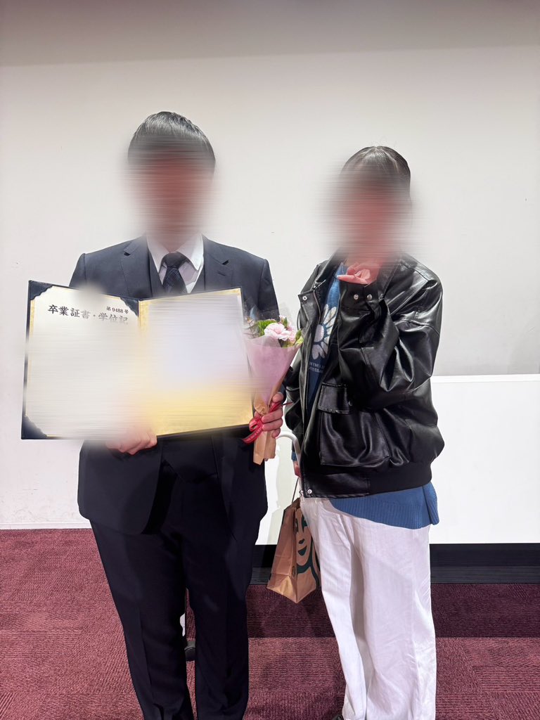 Shouchan_2003's tweet photo. 無事大学卒業しました！
来月から新社会人、頑張るぞい！

それとクランクイーンのライブ当たりました笑笑 https://t.co/JLCXZDnnnW